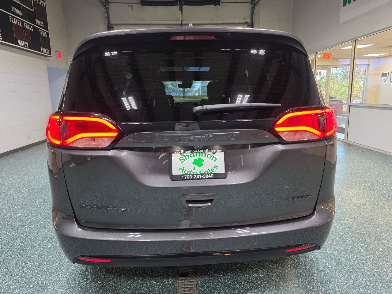 Used 2019 Chrysler Pacifica Limited w/ Advanced Safetytec Group FWD image 8