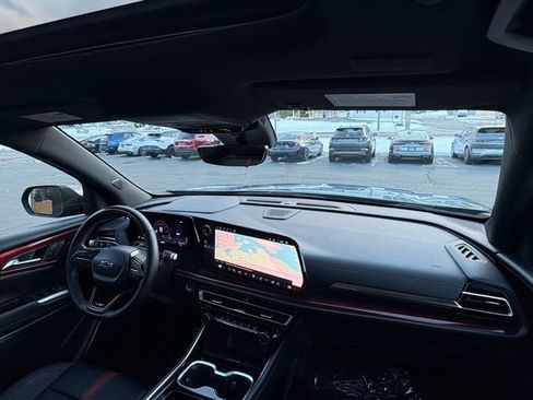 Used 2024 Chevrolet Traverse RS image 28