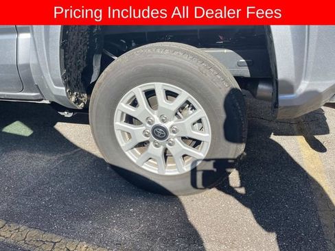 Used 2025 Toyota Tacoma SR5 AWD/4WD image 5