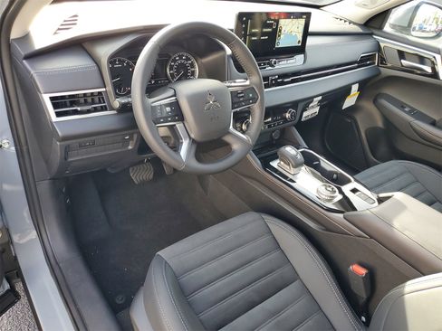 New 2025 Mitsubishi Outlander SE image 6