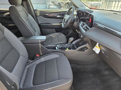 Used 2025 Chevrolet TrailBlazer LS w/ LS Convenience Package FWD image 32