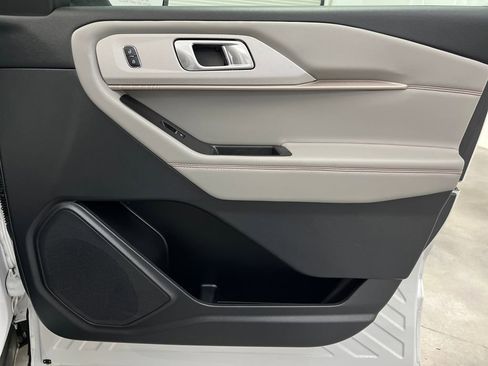 Used 2025 Ford Explorer Active w/ Active Comfort Package image 27