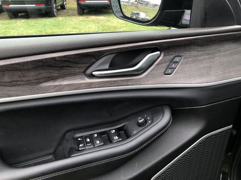 Used 2022 Jeep Grand Cherokee L Limited image 14