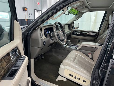 Used 2015 Lincoln Navigator 4WD image 7