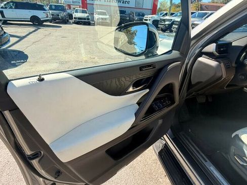 Used 2023 Lexus LX 600 4WD w/ Luxury Package image 12