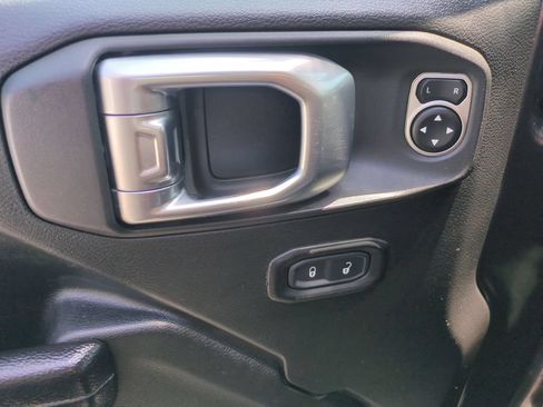 Used 2023 Jeep Wrangler Unlimited Rubicon AWD/4WD image 9