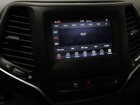 Used 2019 Jeep Cherokee Latitude Plus w/ Comfort/Convenience Group image 8