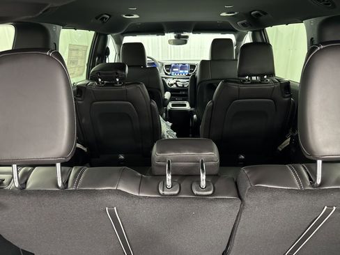 New 2026 Chrysler Pacifica Select image 9