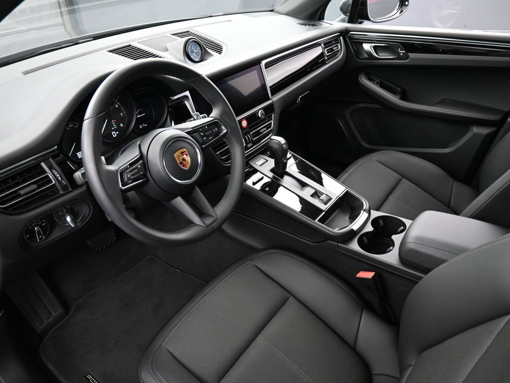 Certified 2025 Porsche Macan AWD/4WD image 4