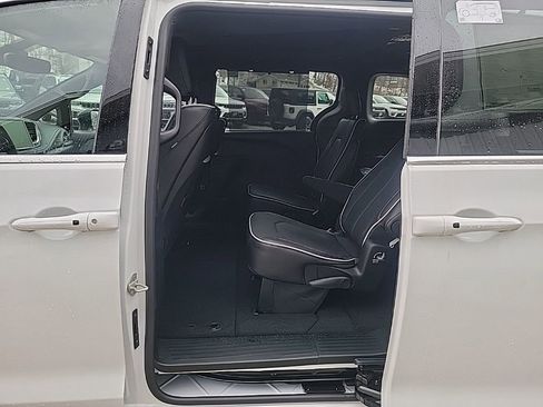 New 2026 Chrysler Pacifica Limited w/ Uconnect Theater Family Group image 7