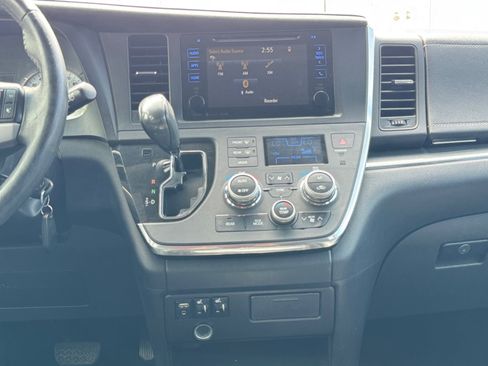 Used 2016 Toyota Sienna SE FWD image 15