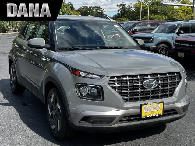 Used 2022 Hyundai Venue SEL FWD image 1
