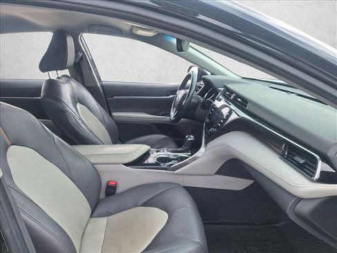 Used 2020 Toyota Camry XLE FWD image 18