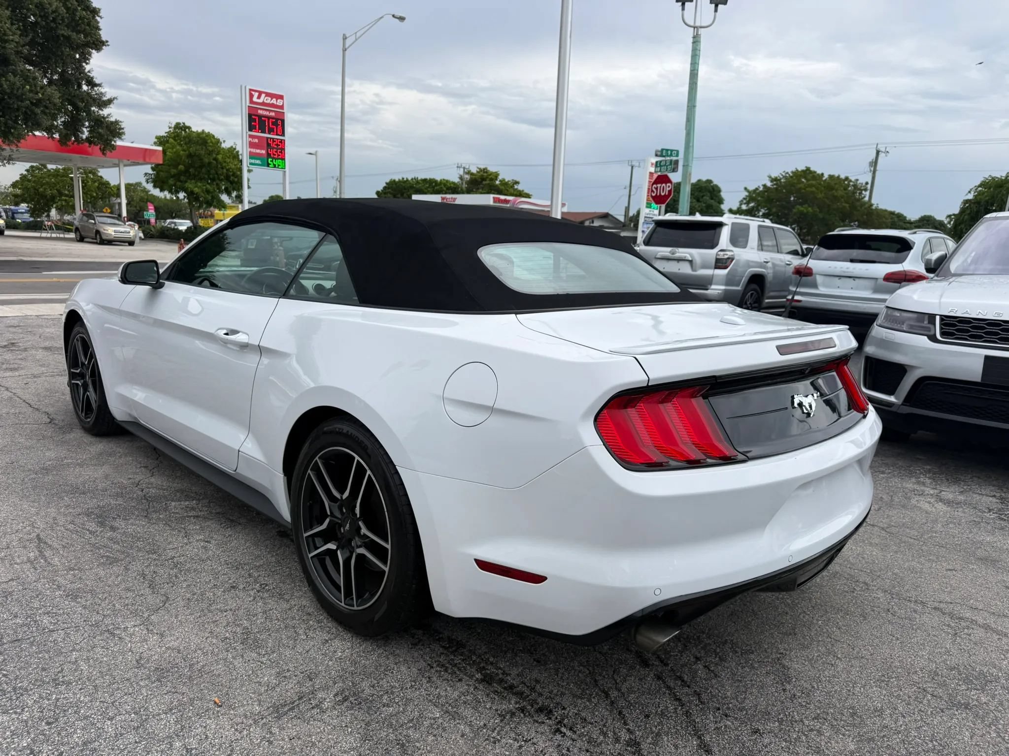Used 2021 Ford Mustang Premium RWD image 3