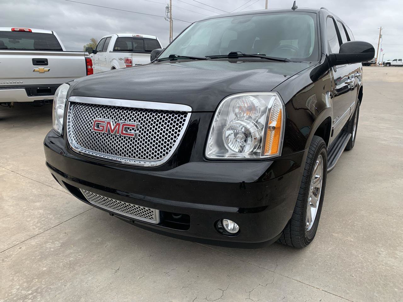 Used 2013 GMC Yukon Denali AWD/4WD image 3