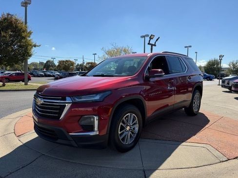 Used 2023 Chevrolet Traverse LT image 3
