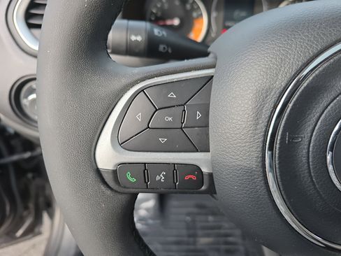 Used 2020 Jeep Renegade Latitude w/ Popular Equipment Group image 17