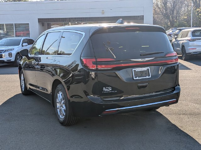 Used 2024 Chrysler Pacifica Touring-L FWD image 6