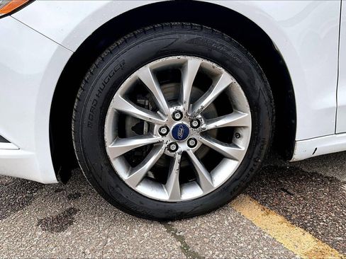 Used 2017 Ford Fusion SE FWD image 2