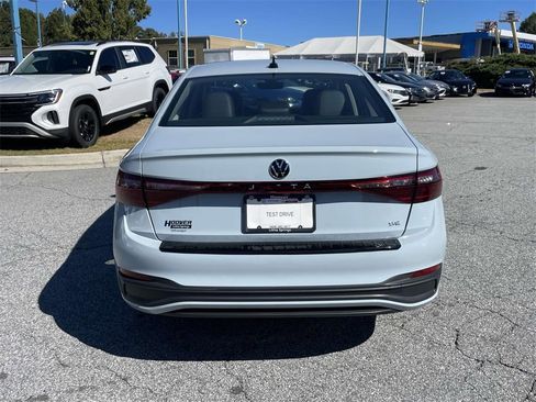 Used 2025 Volkswagen Jetta SE image 4