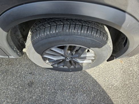 Used 2024 Nissan Rogue S image 10