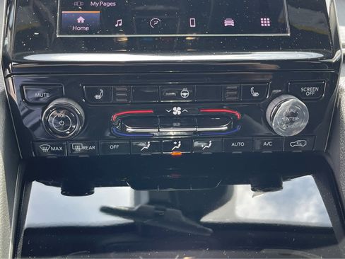 New 2025 Jeep Grand Cherokee Laredo w/ Luxury Tech Group I image 15