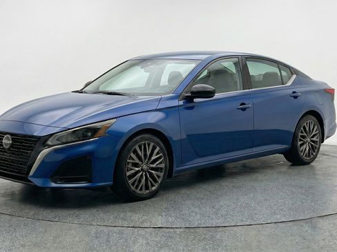 Used 2025 Nissan Altima 2.5 SV FWD image 3