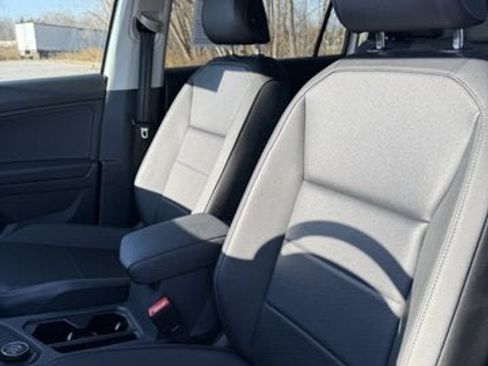 Certified 2019 Volkswagen Tiguan SE w/ Panoramic Sunroof Package image 14