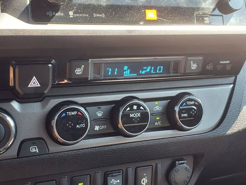 Used 2017 Toyota Tacoma TRD Sport AWD/4WD image 10