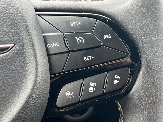 Used 2025 Chrysler Pacifica Limited FWD image 25