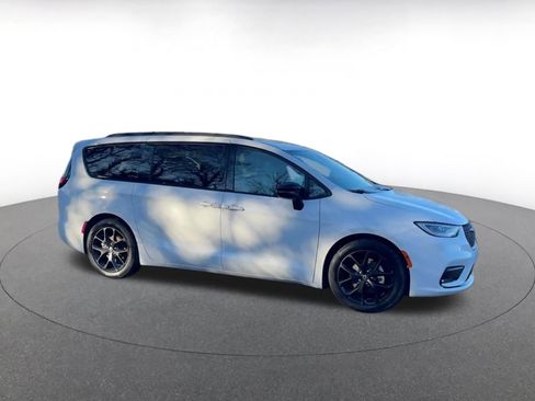 Used 2025 Chrysler Pacifica Limited image 2