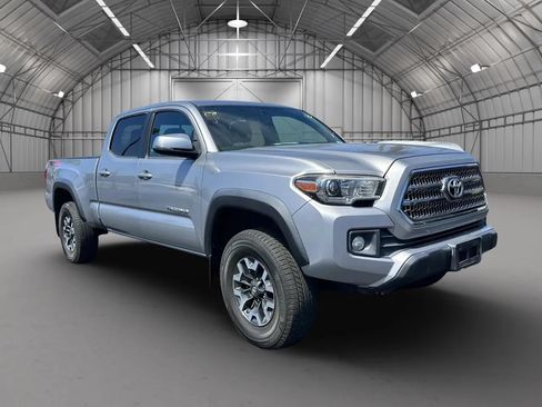 Used 2017 Toyota Tacoma TRD Off-Road w/ Tow Package AWD/4WD image 9