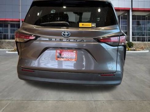Used 2022 Toyota Sienna LE image 11