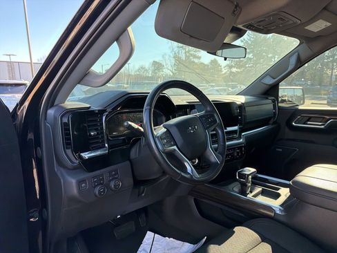 Used 2023 Chevrolet Silverado 1500 LT Trail Boss w/ Convenience Package II image 4