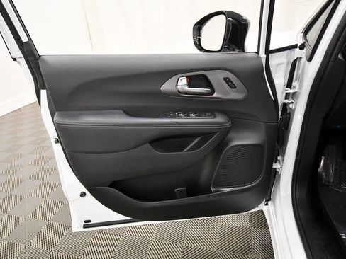 Used 2025 Chrysler Pacifica Select FWD image 14