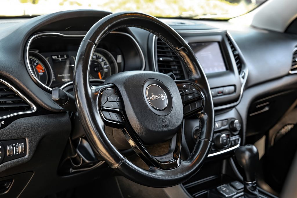 Used 2021 Jeep Cherokee Latitude Plus FWD image 13