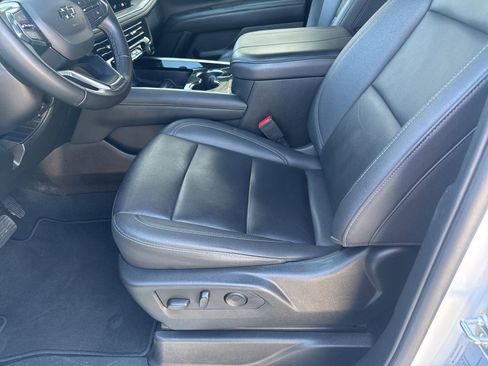 Used 2025 Chevrolet Suburban Z71 image 15