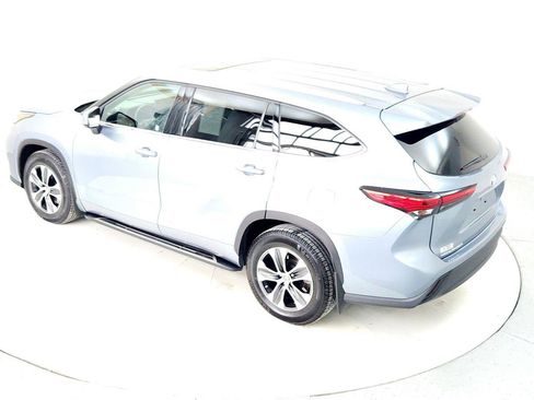 Certified 2021 Toyota Highlander XLE image 16