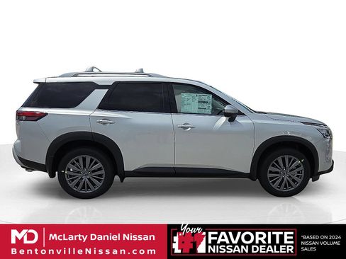 Used 2025 Nissan Pathfinder SL w/ SL Premium Package FWD image 6
