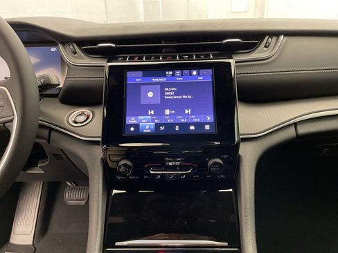 New 2025 Jeep Grand Cherokee Laredo w/ Trailer Tow Package image 10