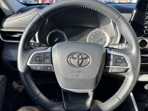 Used 2022 Toyota Highlander XLE image 12