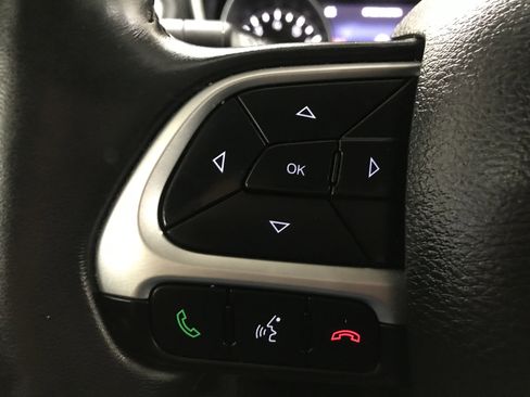 Used 2018 Jeep Compass Latitude w/ Popular Equipment Group FWD image 20