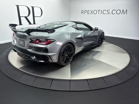 Used 2024 Chevrolet Corvette Z06 w/ Z07 Performance Package RWD image 9