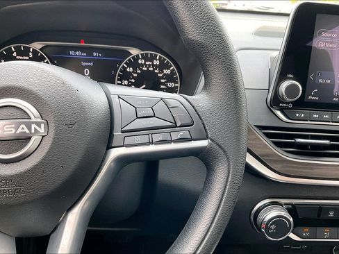 Used 2025 Nissan Altima 2.5 SV FWD image 9