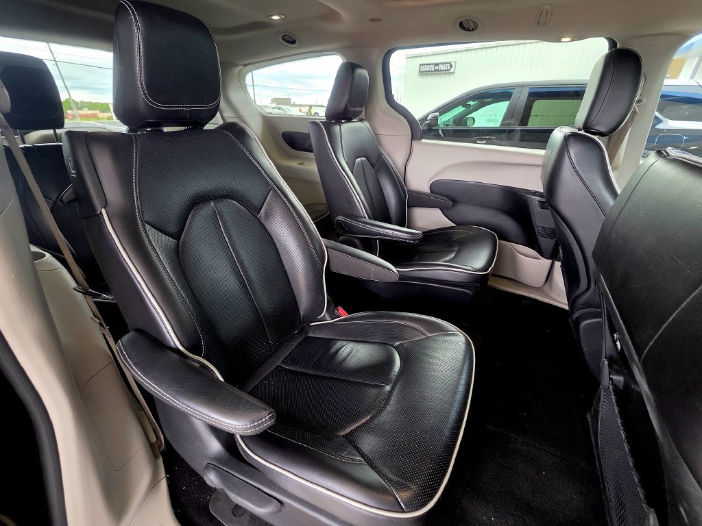 Used 2023 Chrysler Pacifica Limited FWD image 74