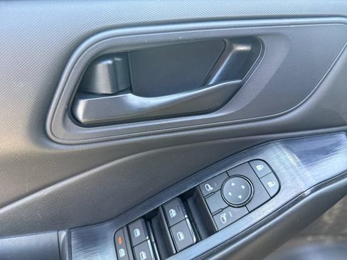 Used 2024 Nissan Rogue S FWD image 10