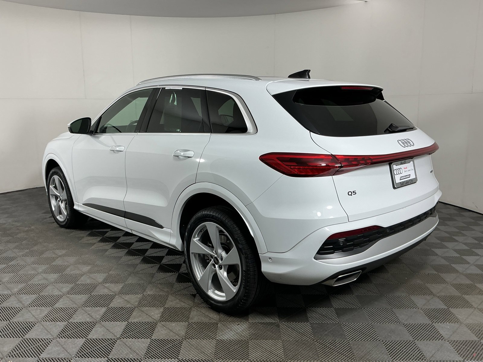 Used 2025 Audi Q5 Premium Plus w/ Premium Plus AWD/4WD image 6