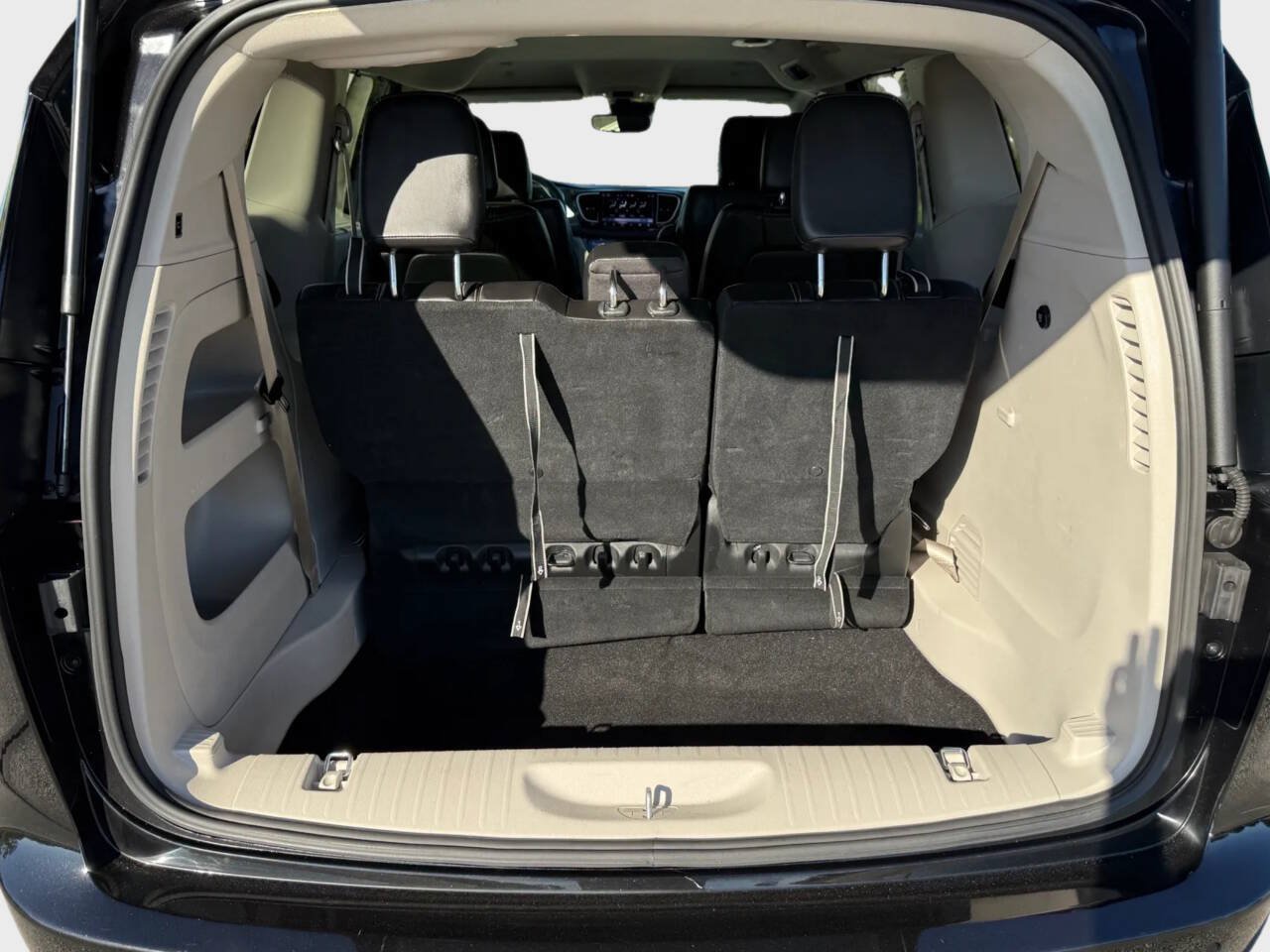 Used 2024 Chrysler Pacifica Touring-L FWD image 10