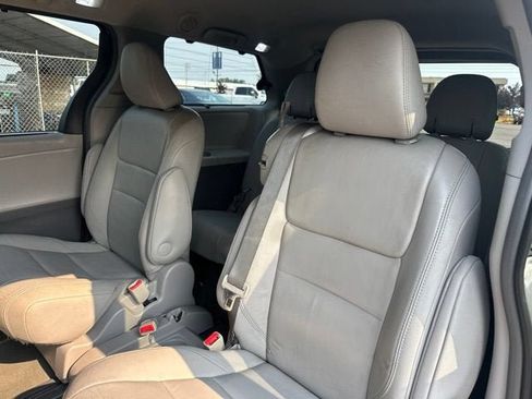 Used 2016 Toyota Sienna XLE FWD image 16