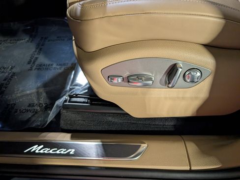 Certified 2025 Porsche Macan image 18